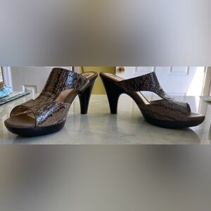 Söfft Snakelike Brown Sandals 8M NWT